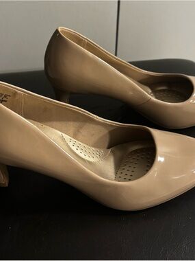 dexflex comfort Patent Nude Beige Mid-Heel Pumps